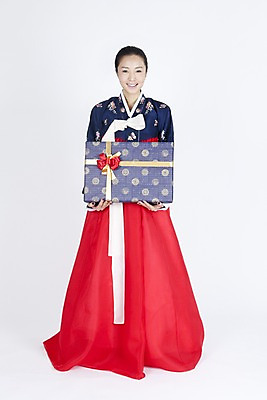 포토 JPG 스튜디오촬영 전신 모델 한국전통 전통 여자 명절 포즈 모션 실내 선물 한명 서기 미소 웃음 들기 누끼 사람 동양인 손짓 이벤트 20대 성인 선물상자 상자 한국인 전통의상 한복 여자만 여자한명만 성인여자만 청년만 청년여자만 성인한명만 청년여자한명만 성인여자한명만 성인만 국내포토 1 기념일 한국 표정 인종 청년 내부 파일형식