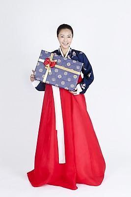 포토 JPG 스튜디오촬영 전신 모델 한국전통 전통 여자 명절 포즈 모션 실내 선물 한명 서기 미소 웃음 들기 누끼 사람 동양인 손짓 이벤트 20대 성인 선물상자 상자 한국인 전통의상 한복 여자만 여자한명만 성인여자만 청년만 청년여자만 성인한명만 청년여자한명만 성인여자한명만 성인만 국내포토 1 기념일 한국 표정 인종 청년 내부 파일형식