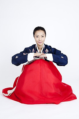 포토 JPG 스튜디오촬영 전신 모델 한국전통 전통 여자 명절 포즈 모션 실내 한명 미소 웃음 누끼 사람 앉기 동양인 이벤트 20대 성인 한국인 예절 인사 절 전통의상 한복 여자만 여자한명만 성인여자만 청년만 청년여자만 성인한명만 청년여자한명만 성인여자한명만 성인만 국내포토 1 기념일 한국 표정 인종 청년 내부 파일형식