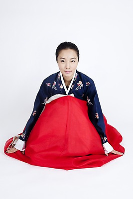 포토 JPG 스튜디오촬영 전신 모델 한국전통 전통 여자 명절 포즈 모션 실내 한명 미소 웃음 누끼 사람 앉기 동양인 이벤트 20대 성인 한국인 전통의상 한복 여자만 여자한명만 성인여자만 청년만 청년여자만 성인한명만 청년여자한명만 성인여자한명만 성인만 국내포토 1 기념일 한국 표정 인종 청년 내부 파일형식