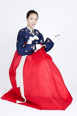 포토 JPG 스튜디오촬영 전신 모델 한국전통 전통 여자 명절 포즈 모션 안내 실내 한명 미소 웃음 누끼 사람 앉기 동양인 손짓 이벤트 20대 성인 한국인 전통의상 한복 여자만 여자한명만 성인여자만 청년만 청년여자만 성인한명만 청년여자한명만 성인여자한명만 성인만 국내포토 1 기념일 한국 표정 인종 청년 내부 파일형식