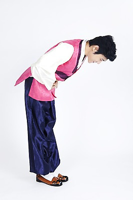 포토 JPG 스튜디오촬영 전신 모델 한국전통 전통 명절 남자 포즈 모션 실내 한명 미소 웃음 누끼 사람 동양인 손짓 이벤트 20대 성인 옆모습 한국인 예절 인사 전통의상 한복 손모으기 배꼽인사 남자만 남자한명만 성인남자만 청년만 청년남자만 청년남자한명만 성인한명만 성인남자한명만 성인만 국내포토 1 기념일 뷰포인트 한국 표정 인종 청년 내부 파일형식