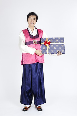 포토 JPG 스튜디오촬영 전신 모델 한국전통 전통 명절 남자 포즈 모션 실내 선물 한명 서기 미소 웃음 들기 누끼 사람 동양인 손짓 이벤트 20대 성인 선물상자 상자 한국인 전통의상 한복 남자만 남자한명만 성인남자만 청년만 청년남자만 청년남자한명만 성인한명만 성인남자한명만 성인만 국내포토 1 기념일 한국 표정 인종 청년 내부 파일형식