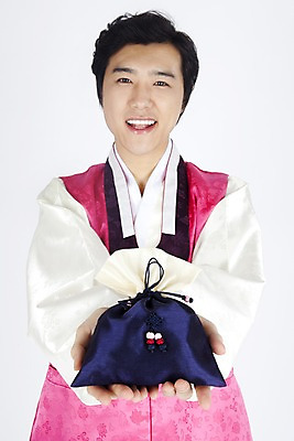 포토 JPG 스튜디오촬영 모델 한국전통 전통 명절 남자 포즈 장신구 모션 복주머니 실내 한명 미소 웃음 누끼 사람 동양인 손짓 이벤트 상반신 20대 성인 한국인 전통의상 한복 주기 남자만 남자한명만 성인남자만 청년만 청년남자만 청년남자한명만 성인한명만 성인남자한명만 성인만 국내포토 1 기념일 전통소품 한국 표정 인종 청년 내부 파일형식