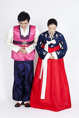 포토 JPG 스튜디오촬영 전신 모델 한국전통 전통 부부 커플 여자 명절 남자 포즈 모션 실내 누끼 사람 동양인 손짓 이벤트 두명 한국인 예절 인사 전통의상 한복 손모으기 배꼽인사 국내포토 기념일 관계 한국 인종 내부 파일형식
