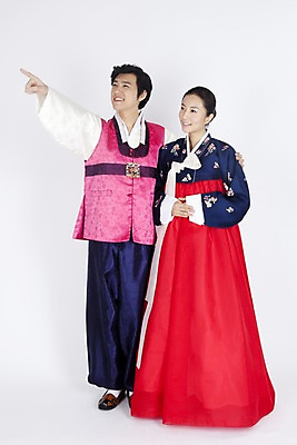 포토 JPG 스튜디오촬영 전신 모델 한국전통 전통 부부 커플 여자 명절 남자 포즈 모션 실내 서기 미소 웃음 누끼 사람 동양인 손짓 이벤트 두명 한국인 가리킴 전통의상 한복 국내포토 기념일 관계 한국 표정 인종 내부 파일형식