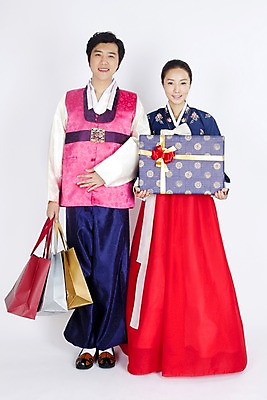 포토 JPG 스튜디오촬영 전신 모델 한국전통 전통 부부 커플 여자 명절 남자 포즈 모션 실내 선물 서기 미소 웃음 들기 누끼 사람 동양인 손짓 이벤트 두명 선물상자 상자 쇼핑백 한국인 전통의상 한복 국내포토 기념일 가방 관계 한국 표정 인종 내부 파일형식