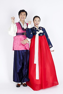 포토 JPG 스튜디오촬영 전신 모델 한국전통 전통 부부 커플 여자 명절 남자 포즈 모션 실내 서기 미소 웃음 누끼 사람 동양인 손짓 이벤트 두명 파이팅 주먹 한국인 전통의상 한복 국내포토 기념일 관계 한국 표정 인종 내부 파일형식