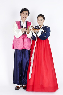 포토 JPG 스튜디오촬영 전신 모델 한국전통 전통 부부 커플 여자 명절 남자 포즈 모션 실내 서기 미소 웃음 누끼 사람 동양인 손짓 이벤트 두명 한국인 전통의상 한복 국내포토 기념일 관계 한국 표정 인종 내부 파일형식