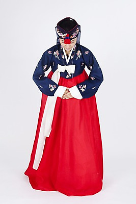 포토 JPG 스튜디오촬영 전신 모델 한국전통 전통 여자 명절 포즈 장신구 모션 실내 한명 누끼 사람 동양인 손짓 이벤트 20대 성인 한국인 예절 인사 전통의상 한복 머리장식 손모으기 조바위 배꼽인사 여자만 여자한명만 성인여자만 청년만 청년여자만 성인한명만 청년여자한명만 성인여자한명만 성인만 국내포토 1 기념일 전통소품 한국 인종 청년 내부 장식 파일형식