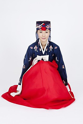 포토 JPG 스튜디오촬영 전신 모델 한국전통 전통 여자 명절 포즈 장신구 모션 실내 한명 미소 웃음 누끼 사람 앉기 동양인 이벤트 20대 성인 한국인 전통의상 한복 머리장식 조바위 여자만 여자한명만 성인여자만 청년만 청년여자만 성인한명만 청년여자한명만 성인여자한명만 성인만 국내포토 1 기념일 전통소품 한국 표정 인종 청년 내부 장식 파일형식