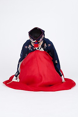 포토 JPG 스튜디오촬영 전신 모델 한국전통 전통 여자 명절 포즈 장신구 모션 실내 한명 누끼 사람 동양인 이벤트 20대 성인 한국인 예절 인사 절 전통의상 한복 머리장식 조바위 여자만 여자한명만 성인여자만 청년만 청년여자만 성인한명만 청년여자한명만 성인여자한명만 성인만 국내포토 1 기념일 전통소품 한국 인종 청년 내부 장식 파일형식