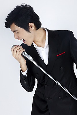 포토 JPG 스튜디오촬영 모델 남자 포즈 모션 입모양 실내 한명 들기 사람 동양인 정장 손짓 이벤트 상반신 20대 성인 공연 한국인 마이크 부름 열창 남자만 남자한명만 성인남자만 청년만 청년남자만 청년남자한명만 성인한명만 성인남자한명만 성인만 국내포토 모양 1 옷 음향기기 노래 인종 청년 내부 입 파일형식