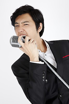 포토 JPG 스튜디오촬영 모델 남자 포즈 모션 입모양 실내 한명 사람 동양인 정장 이벤트 상반신 20대 성인 공연 한국인 잡기 찡그림 마이크 부름 열창 남자만 남자한명만 성인남자만 청년만 청년남자만 청년남자한명만 성인한명만 성인남자한명만 성인만 국내포토 모양 1 옷 음향기기 노래 표정 인종 청년 내부 입 파일형식