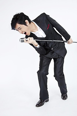 포토 JPG 스튜디오촬영 전신 모델 남자 포즈 모션 입모양 실내 한명 미소 웃음 들기 사람 동양인 정장 이벤트 20대 성인 공연 한국인 마이크 부름 열창 남자만 남자한명만 성인남자만 청년만 청년남자만 청년남자한명만 성인한명만 성인남자한명만 성인만 국내포토 모양 1 옷 음향기기 노래 표정 인종 청년 내부 입 파일형식