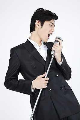 포토 JPG 스튜디오촬영 모델 남자 포즈 모션 입모양 실내 한명 누끼 사람 동양인 정장 이벤트 상반신 20대 성인 공연 한국인 잡기 마이크 부름 열창 남자만 남자한명만 성인남자만 청년만 청년남자만 청년남자한명만 성인한명만 성인남자한명만 성인만 국내포토 모양 1 옷 음향기기 노래 인종 청년 내부 입 파일형식