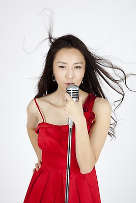 포토 JPG 스튜디오촬영 모델 원피스 여자 포즈 노래 모션 입모양 날리기 실내 한명 사람 동양인 손짓 이벤트 상반신 20대 성인 머리카락 공연 한국인 잡기 마이크 부름 여자만 여자한명만 성인여자만 청년만 청년여자만 성인한명만 청년여자한명만 성인여자한명만 성인만 국내포토 모양 1 옷 음악 음향기기 인종 청년 내부 머리 입 파일형식