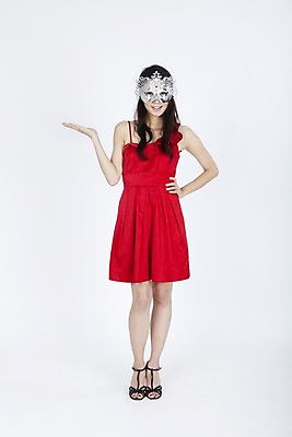 포토 JPG 스튜디오촬영 전신 모델 원피스 여자 포즈 모션 안내 실내 가면 한명 서기 미소 웃음 누끼 사람 동양인 손짓 이벤트 20대 성인 한국인 쓴 여자만 여자한명만 성인여자만 청년만 청년여자만 성인한명만 청년여자한명만 성인여자한명만 성인만 국내포토 1 옷 표정 인종 청년 내부 파일형식