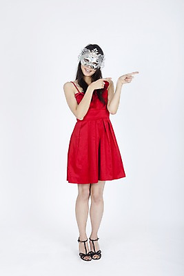 포토 JPG 스튜디오촬영 전신 모델 원피스 여자 포즈 모션 실내 가면 한명 서기 미소 웃음 누끼 사람 동양인 손짓 이벤트 20대 성인 한국인 가리킴 방향 쓴 여자만 여자한명만 성인여자만 청년만 청년여자만 성인한명만 청년여자한명만 성인여자한명만 성인만 국내포토 1 옷 표정 인종 청년 내부 파일형식