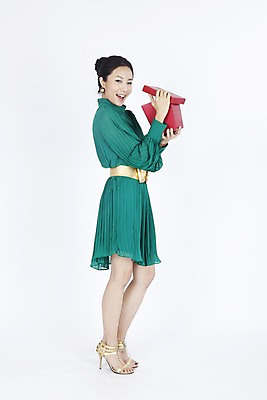 포토 JPG 스튜디오촬영 전신 모델 원피스 여자 포즈 모션 입모양 실내 선물 한명 서기 미소 웃음 누끼 사람 동양인 손짓 이벤트 20대 성인 옆모습 선물상자 상자 놀람 한국인 오픈 여자만 여자한명만 성인여자만 청년만 청년여자만 성인한명만 청년여자한명만 성인여자한명만 성인만 국내포토 모양 1 옷 감정 뷰포인트 표정 인종 청년 내부 입 파일형식