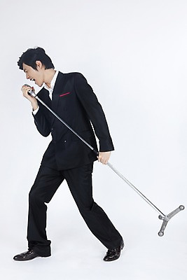 포토 JPG 스튜디오촬영 전신 모델 남자 포즈 노래 모션 입모양 실내 한명 미소 웃음 들기 누끼 사람 동양인 정장 손짓 이벤트 20대 성인 외침 공연 한국인 가수 찡그림 마이크 남자만 남자한명만 성인남자만 청년만 청년남자만 청년남자한명만 성인한명만 성인남자한명만 성인만 국내포토 모양 1 옷 음악 음향기기 표정 인종 청년 내부 소리 음악가 입 파일형식