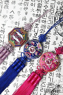 포토 JPG 스튜디오촬영 문자 한국문화 한국전통 전통 기호 잡화 명절 종이 꽃무늬 장신구 새해 전통소품 한국 실내 한글 사람없음 하이앵글 전통무늬 전통의상 보석 한지 오브젝트 노리개 자수 국내포토 동양문화 기념일 꽃 아시아 뷰포인트 무늬 내부 광석 파일형식