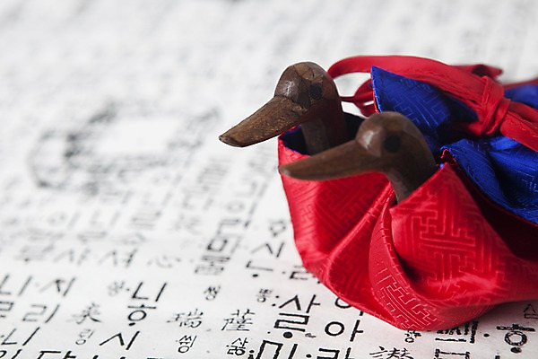 포토 JPG 스튜디오촬영 문자 한국문화 한국전통 전통 문양 기호 명절 종이 한쌍 인형 패턴 새해 전통소품 한국 실내 한글 사람없음 아웃포커스 전통무늬 보자기 원앙 한지 오브젝트 목각인형 국내포토 동양문화 기념일 아시아 무늬 조류 촬영기법 내부 파일형식 천_직물