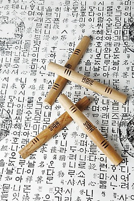 포토 JPG 스튜디오촬영 문자 한국문화 한국전통 전통 기호 명절 종이 생활용품 새해 전통소품 한국 실내 한글 사람없음 놀이용품 전통놀이 윷 윷놀이 한지 오브젝트 국내포토 동양문화 기념일 아시아 놀이 내부 파일형식