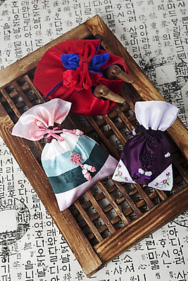 포토 JPG 스튜디오촬영 문자 한국문화 한국전통 전통 문양 기호 잡화 명절 종이 한쌍 꽃무늬 패턴 장신구 새해 복주머니 전통소품 한국 실내 한글 사람없음 하이앵글 전통무늬 전통문양 보자기 끈 전통의상 나무틀 원앙 한지 오브젝트 목각인형 창틀 향주머니 자수 국내포토 동양문화 기념일 꽃 아시아 인형 뷰포인트 무늬 창문 조류 틀 내부 주머니 파일형식 천_직물