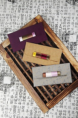 포토 JPG 스튜디오촬영 문자 한국문화 한국전통 전통 기호 명절 종이 문구용품 봉투 편지봉투 새해 전통소품 실내 한글 사람없음 나무틀 한지 오브젝트 창틀 국내포토 동양문화 기념일 창문 한국 틀 내부 편지 파일형식