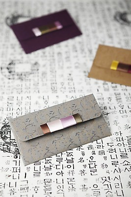 포토 JPG 스튜디오촬영 문자 한국문화 한국전통 전통 기호 명절 종이 문구용품 봉투 편지봉투 새해 전통소품 실내 한글 사람없음 아웃포커스 한지 오브젝트 국내포토 동양문화 기념일 한국 촬영기법 내부 편지 파일형식