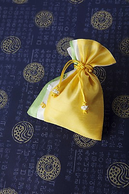 포토 JPG 스튜디오촬영 문자 한국문화 한국전통 전통 문양 기호 잡화 명절 종이 무늬 패턴 장신구 새해 복주머니 전통소품 한국 실내 한글 사람없음 전통무늬 한자 끈 전통의상 한지 오브젝트 향주머니 국내포토 동양문화 기념일 아시아 내부 주머니 파일형식