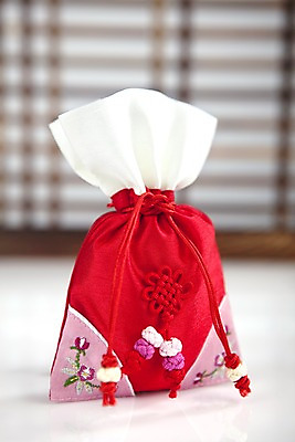 포토 JPG 스튜디오촬영 한국문화 한국전통 전통 잡화 명절 꽃무늬 장신구 새해 복주머니 전통소품 한국 실내 근접촬영 사람없음 아웃포커스 전통무늬 끈 전통의상 오브젝트 매듭 향주머니 자수 국내포토 동양문화 기념일 꽃 아시아 뷰포인트 무늬 촬영기법 내부 주머니 파일형식