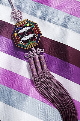 포토 JPG 스튜디오촬영 한국문화 한국전통 전통 잡화 명절 무늬 패턴 장신구 새해 전통소품 한국 실내 근접촬영 사람없음 하이앵글 전통무늬 줄무늬 전통의상 보석 오브젝트 노리개 자수 국내포토 동양문화 기념일 아시아 뷰포인트 내부 광석 파일형식