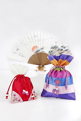 포토 JPG 스튜디오촬영 한국문화 한국전통 전통 잡화 명절 꽃무늬 장신구 새해 복주머니 전통소품 한국 실내 사람없음 아웃포커스 전통무늬 끈 부채 전통의상 오브젝트 매듭 향주머니 자수 국내포토 동양문화 기념일 꽃 아시아 무늬 촬영기법 내부 주머니 파일형식