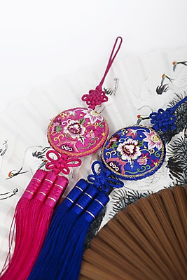 포토 JPG 스튜디오촬영 한국문화 한국전통 전통 잡화 명절 꽃무늬 장신구 조류 새해 전통소품 한국 실내 사람없음 전통무늬 학 소나무 부채 전통의상 보석 동양화 오브젝트 그림 노리개 자수 국내포토 나무 동물 동양문화 기념일 꽃 아시아 무늬 미술 내부 광석 파일형식