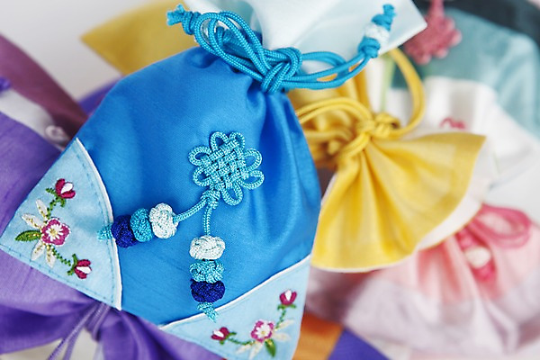 포토 JPG 스튜디오촬영 한국문화 한국전통 전통 잡화 명절 꽃무늬 장신구 새해 복주머니 전통소품 한국 실내 근접촬영 사람없음 아웃포커스 전통무늬 끈 전통의상 오브젝트 매듭 향주머니 자수 국내포토 동양문화 기념일 꽃 아시아 뷰포인트 무늬 촬영기법 내부 주머니 파일형식