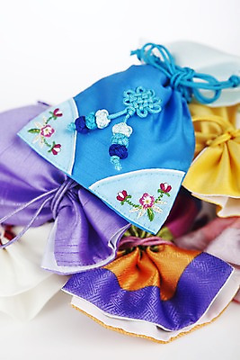 포토 JPG 스튜디오촬영 한국문화 한국전통 전통 잡화 명절 꽃무늬 장신구 새해 복주머니 전통소품 한국 실내 사람없음 아웃포커스 전통무늬 끈 전통의상 오브젝트 매듭 향주머니 자수 국내포토 동양문화 기념일 꽃 아시아 무늬 촬영기법 내부 주머니 파일형식