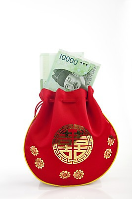 포토 JPG 스튜디오촬영 한국문화 한국전통 전통 잡화 명절 지폐 돈 장신구 새해 복주머니 전통소품 한국 실내 누끼 사람없음 금융 경제 전통무늬 끈 만원 전통의상 오브젝트 향주머니 금박 금박장식 세뱃돈 국내포토 동양문화 기념일 아시아 무늬 내부 장식 재산 주머니 파일형식