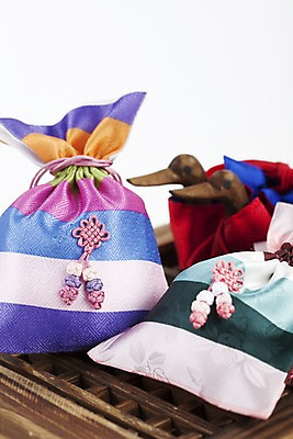 포토 JPG 스튜디오촬영 한국문화 한국전통 전통 잡화 명절 한쌍 장신구 새해 복주머니 전통소품 한국 실내 사람없음 아웃포커스 전통무늬 보자기 끈 전통의상 나무틀 원앙 오브젝트 매듭 목각인형 창틀 향주머니 국내포토 동양문화 기념일 아시아 인형 무늬 창문 조류 촬영기법 틀 내부 주머니 파일형식 천_직물