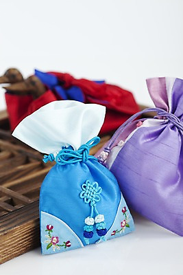 포토 JPG 스튜디오촬영 한국문화 한국전통 전통 잡화 명절 한쌍 꽃무늬 장신구 새해 복주머니 전통소품 한국 실내 사람없음 아웃포커스 전통무늬 보자기 끈 전통의상 나무틀 원앙 오브젝트 매듭 목각인형 창틀 향주머니 자수 국내포토 동양문화 기념일 꽃 아시아 인형 무늬 창문 조류 촬영기법 틀 내부 주머니 파일형식 천_직물