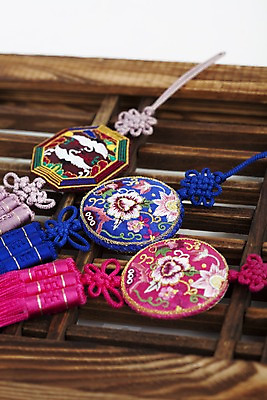 포토 JPG 스튜디오촬영 한국문화 한국전통 전통 잡화 명절 꽃무늬 장신구 새해 전통소품 한국 실내 사람없음 아웃포커스 전통무늬 전통의상 나무틀 보석 오브젝트 노리개 창틀 자수 국내포토 동양문화 기념일 꽃 아시아 무늬 창문 촬영기법 틀 내부 광석 파일형식