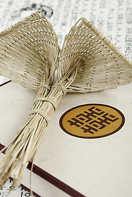 포토 JPG 스튜디오촬영 문자 한국문화 한국전통 전통 기호 명절 종이 생활용품 주방용품 새해 전통소품 실내 요리 한글 사람없음 아웃포커스 상자 종이상자 한지 오브젝트 복조리 복조리개 국내포토 동양문화 기념일 한국 촬영기법 내부 파일형식