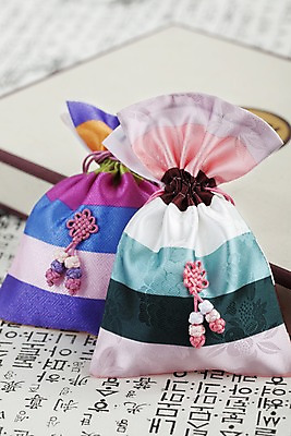 포토 JPG 스튜디오촬영 문자 한국문화 한국전통 전통 기호 잡화 명절 종이 장신구 새해 복주머니 전통소품 한국 실내 한글 사람없음 아웃포커스 상자 전통무늬 끈 전통의상 종이상자 한지 오브젝트 매듭 향주머니 국내포토 동양문화 기념일 아시아 무늬 촬영기법 내부 주머니 파일형식