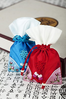 포토 JPG 스튜디오촬영 문자 한국문화 한국전통 전통 기호 잡화 명절 종이 꽃무늬 장신구 새해 복주머니 전통소품 한국 실내 한글 사람없음 아웃포커스 상자 전통무늬 끈 전통의상 종이상자 한지 오브젝트 매듭 향주머니 자수 국내포토 동양문화 기념일 꽃 아시아 무늬 촬영기법 내부 주머니 파일형식