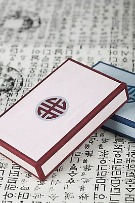 포토 JPG 스튜디오촬영 문자 한국문화 한국전통 전통 기호 명절 종이 생활용품 새해 전통소품 실내 한글 사람없음 아웃포커스 상자 종이상자 한지 오브젝트 국내포토 동양문화 기념일 한국 촬영기법 내부 파일형식