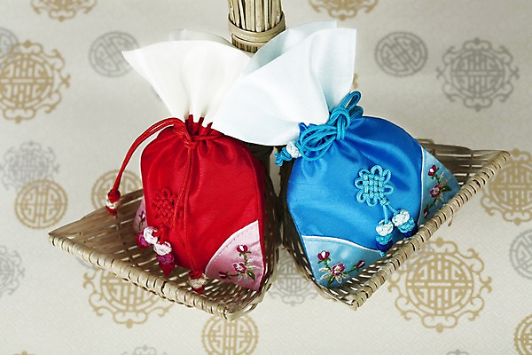 포토 JPG 스튜디오촬영 한국문화 한국전통 전통 문양 잡화 명절 종이 무늬 꽃무늬 패턴 장신구 새해 복주머니 전통소품 한국 실내 요리 사람없음 전통무늬 끈 전통의상 한지 오브젝트 매듭 향주머니 자수 복조리 복조리개 국내포토 동양문화 기념일 꽃 아시아 내부 주머니 파일형식