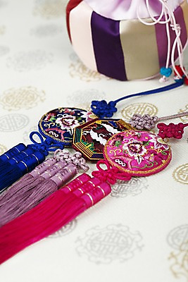 포토 JPG 스튜디오촬영 한국문화 한국전통 전통 문양 잡화 명절 종이 무늬 꽃무늬 패턴 장신구 새해 복주머니 전통소품 한국 실내 사람없음 아웃포커스 전통무늬 전통의상 보석 한지 오브젝트 노리개 자수 국내포토 동양문화 기념일 꽃 아시아 촬영기법 내부 광석 파일형식