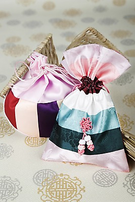 포토 JPG 스튜디오촬영 한국문화 한국전통 전통 문양 잡화 명절 종이 무늬 패턴 장신구 새해 복주머니 전통소품 한국 실내 요리 사람없음 끈 전통의상 한지 오브젝트 매듭 향주머니 복조리 복조리개 국내포토 동양문화 기념일 아시아 내부 주머니 파일형식