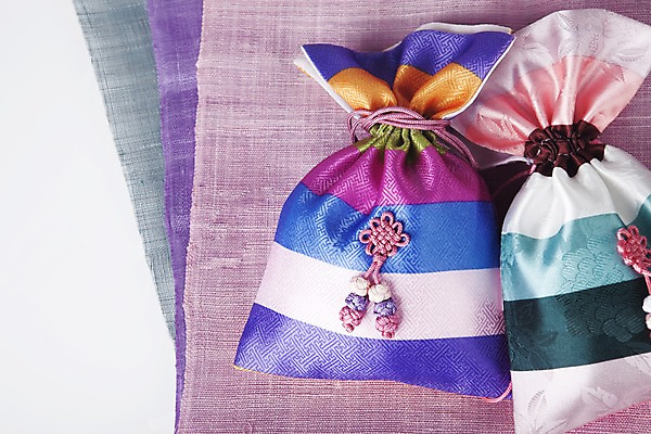 포토 JPG 스튜디오촬영 한국문화 한국전통 전통 잡화 명절 장신구 새해 복주머니 전통소품 한국 실내 사람없음 전통무늬 끈 전통의상 천 오브젝트 매듭 향주머니 국내포토 동양문화 기념일 아시아 무늬 내부 직물 주머니 파일형식